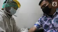 Petugas medis mengambil sampel darah pasien di Laboratorium Klinik Prodia Kramat, Jakarta, Sabtu (8/5/2021). Pemeriksaan kesehatan gratis di wilayah Jakarta berupa pemeriksaan kolesterol, kesehatan hati, asam urat, gula darah dan Anti SARS-CoV-2 Kuantitatif. (Liputan6.com/HO/Prodia)