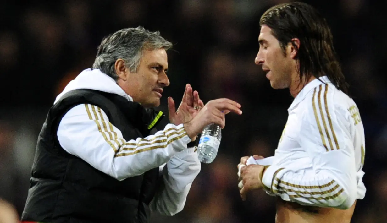 Sergio Ramos telah menjadi bek yang mengerikan selama bertahun-tahun dengan agresi, tekel luar biasa, dan kemampuan udaranya. Di bawah Mourinho, bek Spanyol itu tampil sebanyak 137 laga. Ramos dinobatkan sebagai bek terbaik La Liga selama dua musim kala itu. (AFP/Javier Soriano)