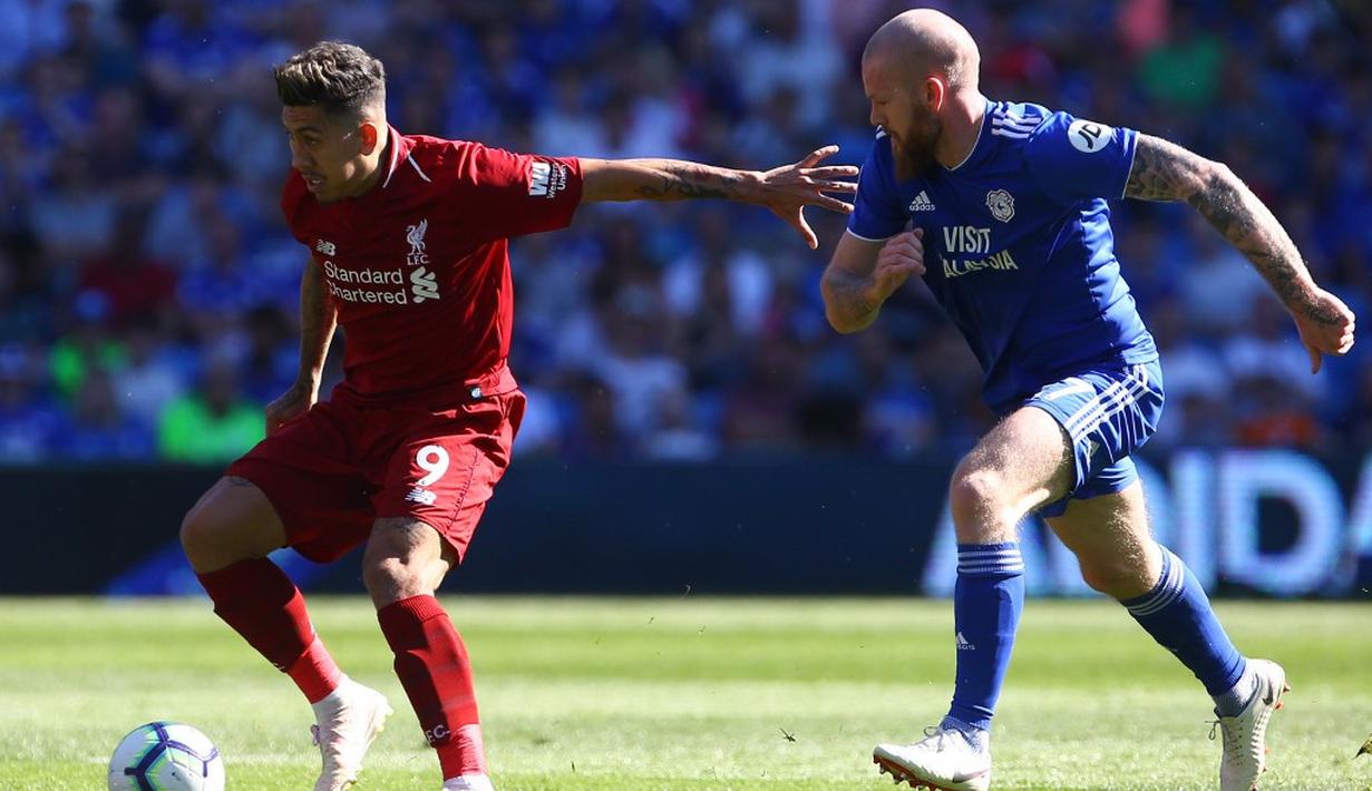 Aksi Roberto Firminho melewati pemain Cardiff City pada laga lanjutan Premier League yang berlangsung di Stadion Millenium, Cardiff, Minggu (21/4). Liverpool menang 2-0 atas Cardiff City. (AFP/Geoff Caddick)