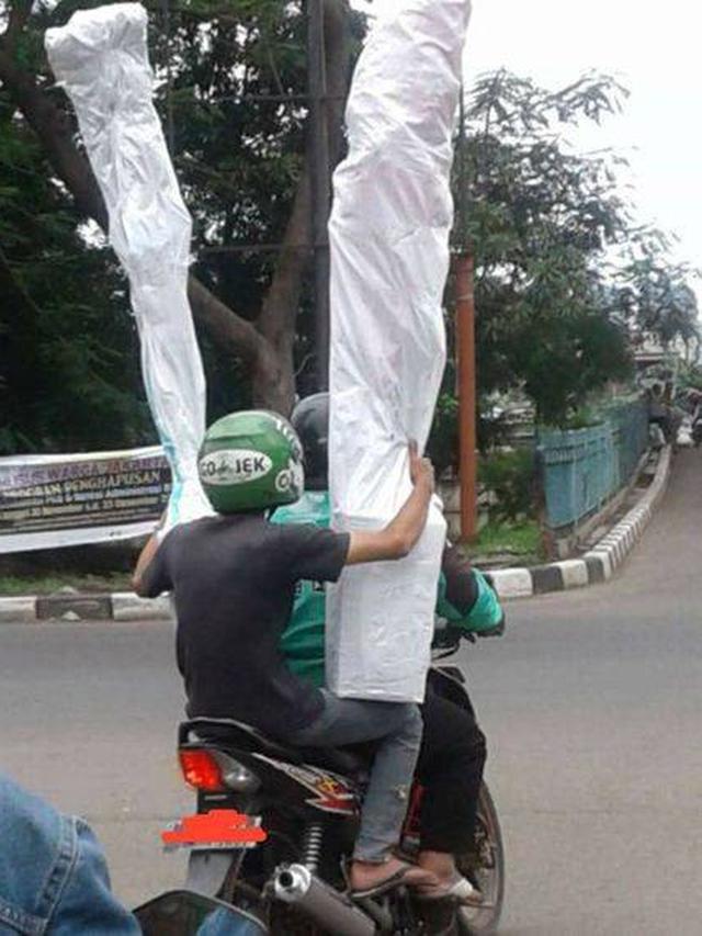 7 Potret Driver Ojek Online Bawa Barang Nyeleneh Ini Bikin Geleng Kepala