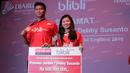 Praveen Jordan dan Debby Susanto Juara Ganda Campuran All England 2016 menerima bonus dari PB Djarum di Plasa Senayan, Jakarta, Selasa (22/3/2016). (Bola.com/Nicklas Hanoatubun)