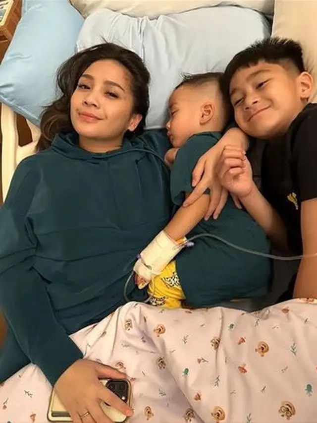 6 Potret Rafathar Peluk Rangkul Rayyanza Saat Sakit, Habis Rontgen Paru-Paru