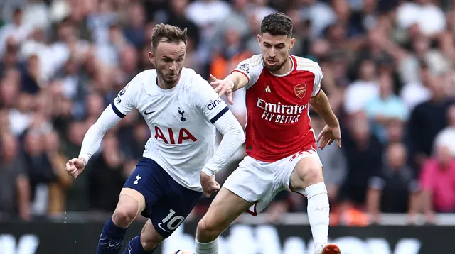 Gelandang Arsenal, Jorginho kehilangan bola. Sialnya hal itu menjadi awal mula gol penyeimbang Tottenham Hotspur yang dicetak Son Heung-min dalam laga Premier League 2023/2024 di Emirates Stadium, Minggu (24/9/2023) malam WIB. (AFP/Henry Nicholls)