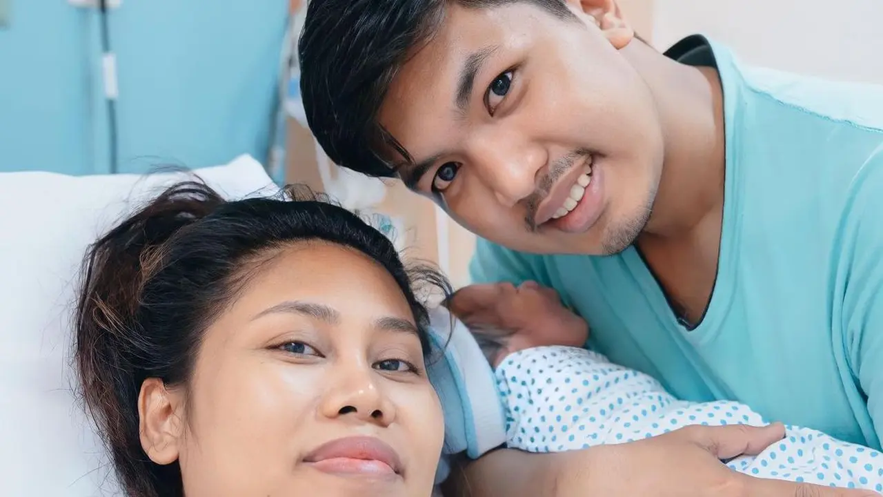 Melahirkan Anak Kedua, Ini 8 Potret Perjalanan Kehamilan Evi Masamba