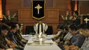 Umat Kristiani melakukan Perjamuan Kudus di Gereja Protestan di Indonesia bagian Barat (GPIB) Effatha, Jakarta, Jumat (3/4). Prosesi Perjamuan Kudus ini dilakukan pada Jumat Agung dan untuk memperingati kematian Yesus Kristus. (Liputan6.com/Johan Tallo)