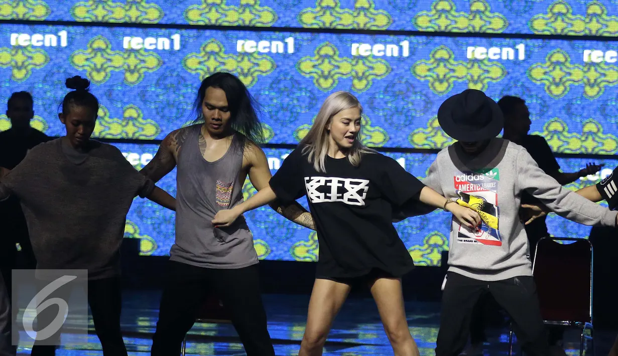 Agnes Mo saat latihan menari untuk tampil di HUT SCTV ke-26 di Istora Senayan, Jakarta, Senin (22/8). Agnez Mo akan tampil di HUT SCTV ke-26 yang akan disiarkan langsung pada Rabu (24/8). (Liputan6.com/Herman Zakharia)