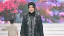 <p>Aurel Hermansyah tampil dengan brand Shi by Shireen Sungkar. Ia mengenakan atasan kemeja hitam bercorak bunga lengan panjang pump dipadukan kerudung warna senada serta bondu beads. Ia memilih skirt panjang baby blue dengan aksen bulu-bulu. [@aurelie.hermansyah]</p>