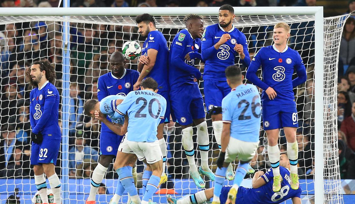 Pada awal babak kedua di menit ke-53 Riyad Mahrez membawa tuan rumah unggul 1-0 lewat gol yang dicetak melalui eksekusi tendangan bebas. Sepakan terukurnya membuat Edouard Mendy tak berkutik. (AFP/Lindsey Parnaby)