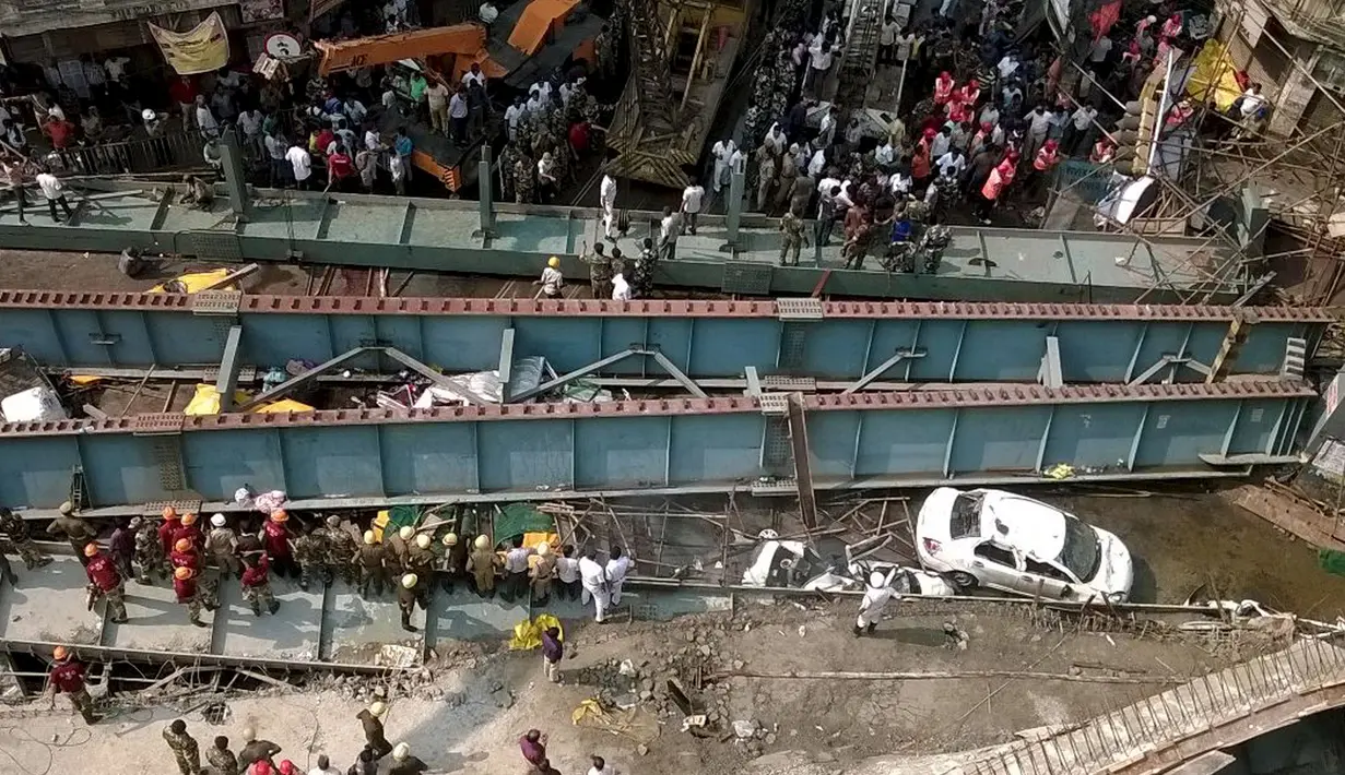 Sebuah jalan layang yang tengah dalam proses pembangunan di Kolkata, India, tiba-tiba ambruk dan menimpa lalu lintas jalan di bawahnya, Kamis (31/3). Setidaknya 10 orang tewas dan sekitar 150 orang lainnya tertimpa reruntuhan. (REUTERS/Rupak De Chowdhuri)