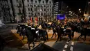 Anggota militer berkuda mengakhiri prosesi gladi resik penobatan Raja Charles III di pusat kota London, Rabu dini hari, 3 Mei 2023. (AP Photo/Andreea Alexandru)