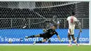 Pemain Kanada, Ismael Kone (kanan) mencetak gol kemenangan ke gawang Venezuela pada babak adu penalti saat laga perempat final Copa America 2024 di AT&T Stadium, Arlington, Texas, Sabtu (06/07/2024) WIB. (AFP/Juan Mabromata)