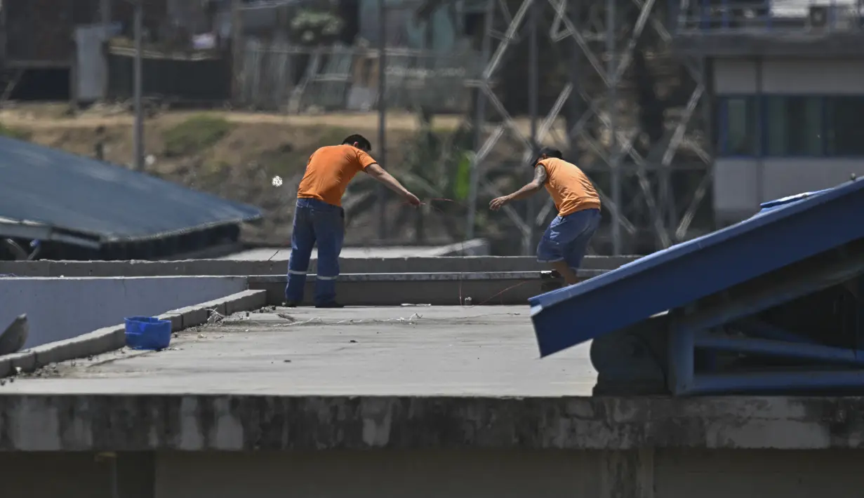 Narapidana terlihat di atap penjara keamanan maksimum La Roca dalam percobaan kerusuhan di Guayaquil, Ekuador (4/11/2022). Enam polisi terluka Kamis (4/11) dalam kerusuhan penjara terbaru yang melanda Ekuador, karena negara itu dicengkeram oleh kekerasan yang dipersalahkan pada kelompok kejahatan terorganisir yang mengobarkan perang narkoba yang mematikan. (AFP/Rodrigo Buendia)