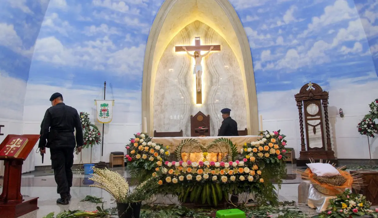 Anggota polisi antiteror memeriksa keamanan di sebuah gereja jelang malam Natal di Medan, Sumatera Utara, Sabtu (24/12/2022). Pengamanan dilakukan di sejumlah gereja di berbagai wilayah guna menciptakan rasa aman dan khidmat bagi warga yang akan melangsungkan ibadah malam Natal. (ARIANDI/AFP)