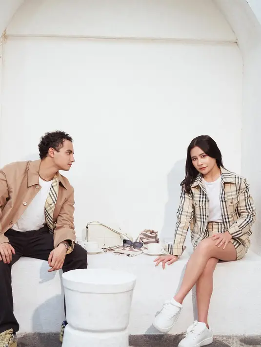 Mirip dengan Randy Martin, Omara padukan t-shirt putih dengan reversible long coat. Dipadu dengan celana hitam dan sneakers Burberry [@prillylatuconsina96]