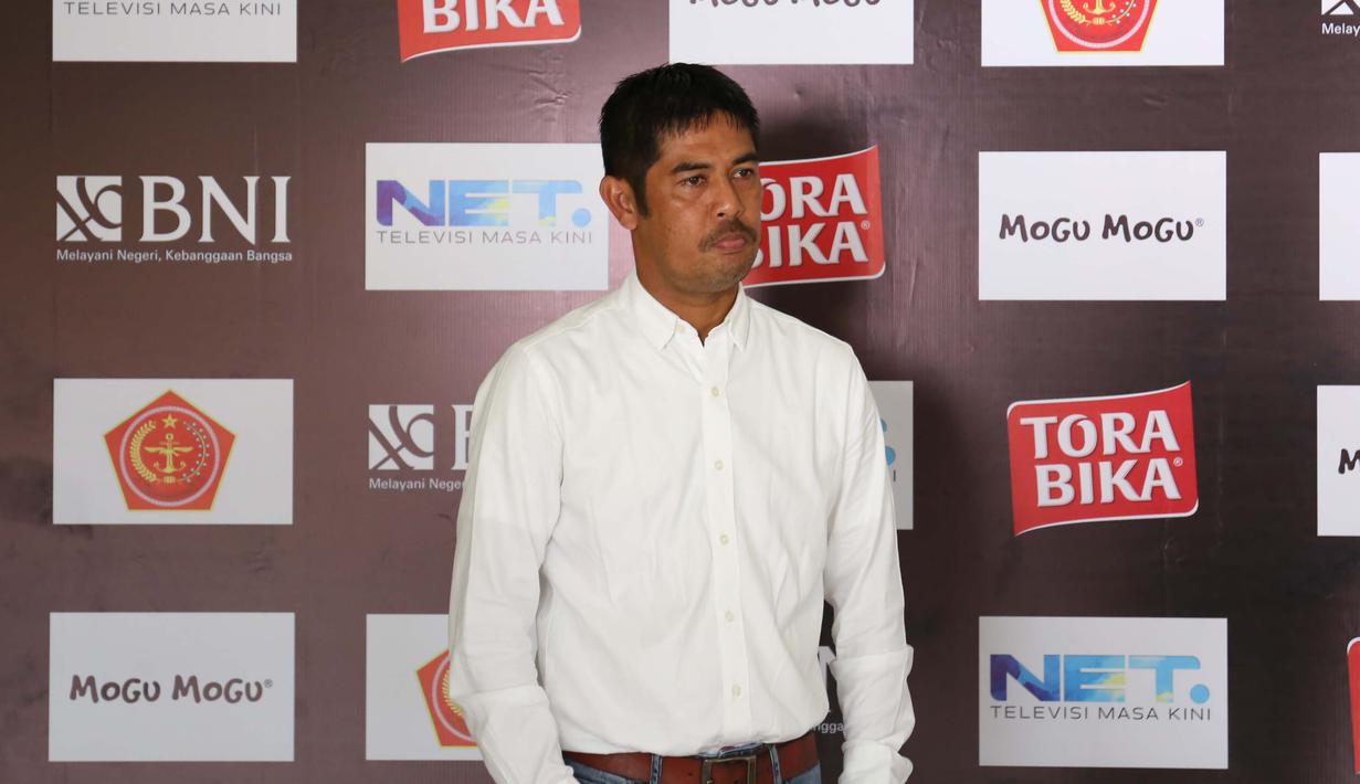 elatih Semen Padang, Nil Maizar saat menemani anak asuhnya bermain melawan PS TNI  Pada laga Piala Jenderal Sudirman grup D di Stadion Manahan, Solo, Sabtu (12/12/2015). (Bola.com/Nicklas Hanoatubun)