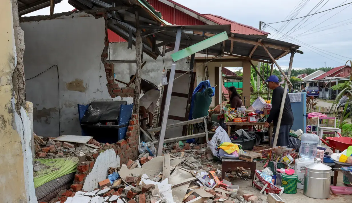140 rumah warga dilaporkan rusak akibat gempa yang mengguncang Bengkulu dengan kekuatan magnitudo 6,3 pada Jumat (23/5). Delapan di antaranya roboh, sementara sisanya mengalami kerusakan ringan, sedang, hingga berat. (DIVA MARHA/AFP)