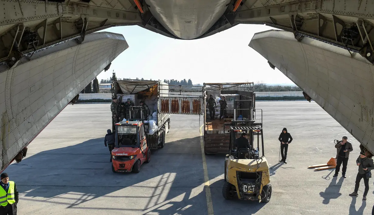 Sejumlah kendaraan bersiap mengangkut paket bantuan kemanusiaan yang disediakan oleh Arab Saudi untuk para korban gempa bumi Turki dan Suriah diturunkan dari pesawat angkut Ilyushin Il-76TD di Bandara Internasional Aleppo, Suriah Utara, Selasa (14/2/2023). Pejabat dan tenaga kesehatan setempat mengatakan 29.605 orang tewas di Turki. Sementara di Suriah, jumlah korban tewas mencapai 3.574 orang, sehingga total yang dikonfirmasi menjadi 33.179. (AFP)