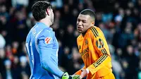 Mbappe berhasil mengoyak gawang Valencia setelah menerima umpan terobosan Bellingham. Namun sayang gol itu dianulir setelah dilakukan peninjauan VAR. Mbappe kedapatan berada dalam posisi offside, sehingga papan skor batal berubah. (AFP/Jose Jordan)