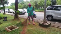 Tuti, petugas kebersihan di Medan Merdeka Selatan (Ahmad Romadoni/Liputan6.com)
