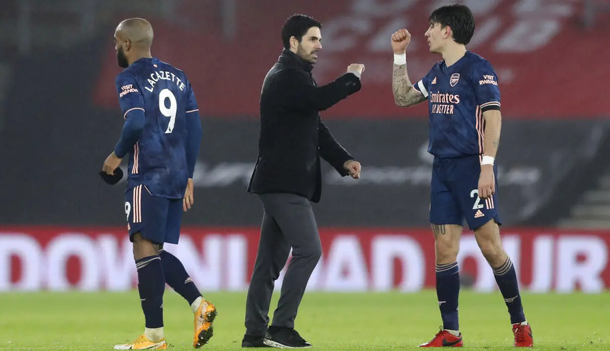 Pelatih Arsenal, Mikel Arteta, merayakan kemenangan bersama Hector Bellerin usai melawan Southampton pada laga Liga Inggris di Stadion St Mary, Selasa (26/1/2021). Arsenal menang dengan skor 3-1. (AP/Frank Augstein, Pool)