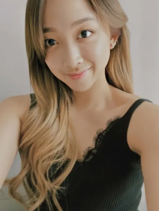 Biasa tampil dengan rambut berponi depan, Dita memberi look yang fresh dengan poni samping.  (Instagram @_dita.secretnumber)