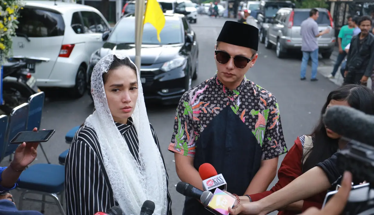 Meninggalnya Ferry Wijaya suami Ririn Ekawati membuat kaget banyak orang. Salah satu yang mengaku kaget dan bahkan tidak percaya adalah Ussy Sulistyawati. Yang menyempatkan datang melayat  bersama dengan Andhika Pratama. (Adrian Putra/Bintang.com)