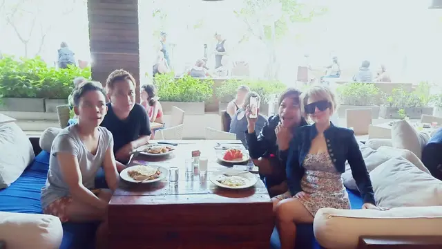 7 Momen Liburan Barbie Kumalasari di Bali, Kacamata Besarnya Curi Perhatian