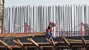 Penampakan proyek pembangunan gedung bertingkat di Jakarta, Rabu (10/6/2015). Kondisi perekonomian Indonesia pada kuartal I-2015 mengalami perlambatan dan berdampak pada pertumbuhan pasar properti. (Liputan6.com/Johan Tallo)