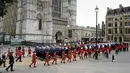 Raja Charles III (paling kiri) mengikuti prosesi pemakaman Ratu Elizabeth II ke Westminster Abbey di London, Inggris, Senin (19/9/2022). Prosesi pemakaman Ratu Elizabeth II yang panjang akan dimulai dengan kebaktian di Westminster Abbey, iring-iringan dan prosesi militer di London, lalu upacara keluarga di sebuah kapel di Kastil Windsor. (AP Photo/Bernat Armangue, Pool)