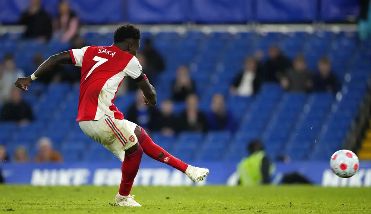Pemain Arsenal Bukayo Saka mencetak gol ke gawang Chelsea pada pertandingan sepak bola Liga Inggris di Stamford Bridge, London, Inggris, 20 April 2022. Arsenal menang 4-2. (AP Photo/Frank Augstein)