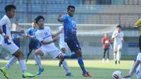 Pemain sayap Persib, Frets Butuan Saat Menjalani Laga Uji Coba Melawan Porda Kota Bandung di Stadion Gelora Bandung Lautan Api. (Bola.com/Muhammad Faqih)