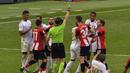 Pemain Real Madrid bersitegang dengan pemain Athletic Bilbao pada laga La liga di Stadion San Mames, Minggu (5/7/2020). Real Madrid menang 1-0 atas Athletic Bilbao. (AP/Alvaro Barrientos)