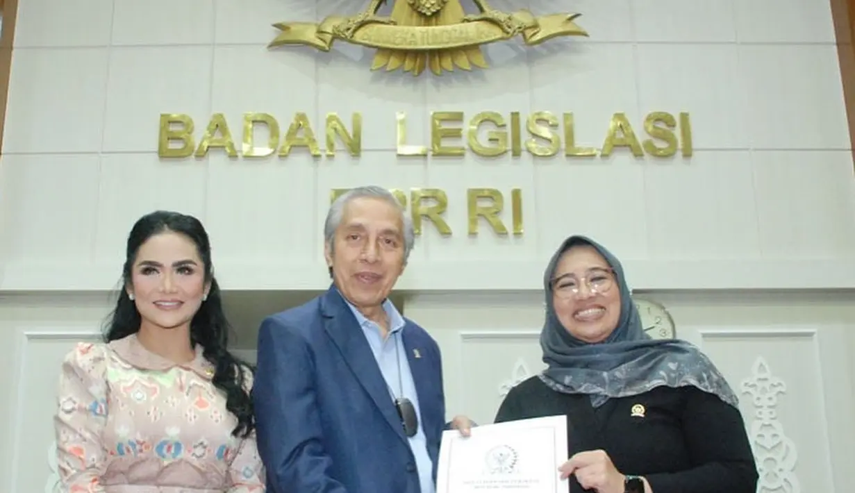 Bintang sinetron Doaku Harapanku lantas membeberkan apa saja yang diatur dalam RUU Waspom. “Dalam RUU ini akan di atur sanksi berupa sanksi administratif maupun sanksi pidana, antara lain bagi setiap orang yang membuat/ memproduksi obat dan makanan yang tidak memenuhi standar dan persyaratan yang melputi keamanan, khasiat/ manfaat, mutu dan gizi,” Krisdayanti menyambung. (Foto: Dok. Instagram @krisdayantilemos)