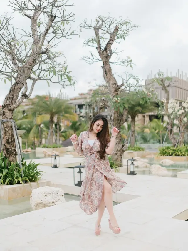 Jadi Ibu 4 Anak, Ini 7 Potret Celine Evangelista Pamer Body Goals Bak ABG