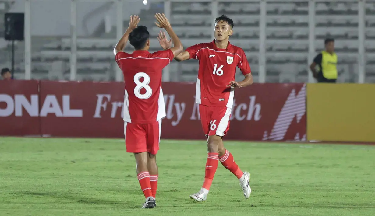 Timnas Indonesia U-22 mencoba menguasai jalannya pertandingan sejak menit pertama. (Bola.com/Muhammad Iqbal Ichsan)