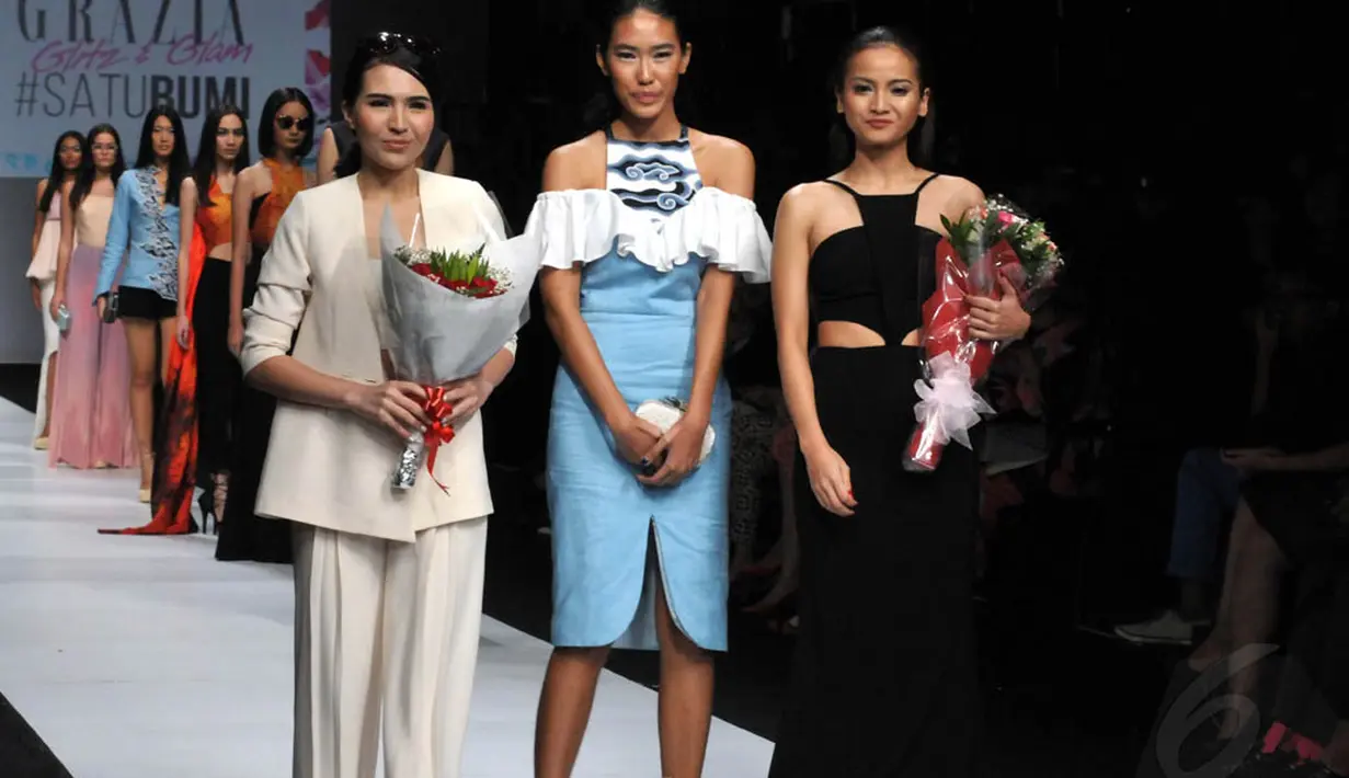 Olivia Jensen dan Acha Septriasa menampilkan bakat sebagai desainer fesyen di acara Jakarta Fashion Week 2015, Minggu (2/11/2014). (Liputan6.com/Panji Diksana) 