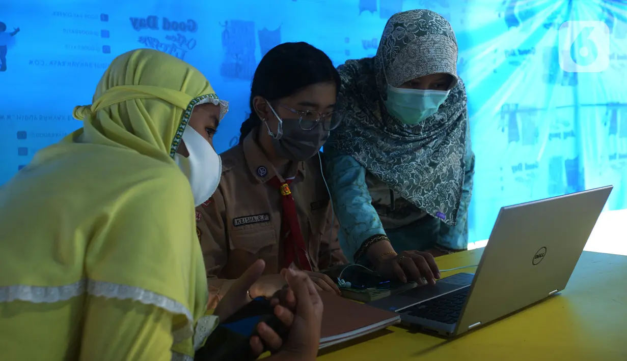 Para siswa belajar online di Tenda Wifi gratis di taman warga RT 013, Jakarta Timur, Rabu (12/8/2020). Tenda belajar tersebut menyediakan fasilitas wifi gratis bagi anak-anak sekolah yang terkendala dengan mahalnya kuota internet. (merdeka.com/Imam Buhori)