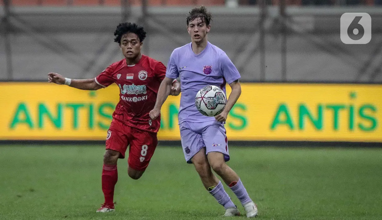 Pemain Indonesia All Star U-20 Andre Oktaviansyah (kiri) berebut bola dengan pemain FC Barcelona U-18 pada pertandingan International Youth Championship 2021 di Jakarta International Stadium, Jakarta, Rabu (13/4/2022). Pertandingan berakhir imbang 0-0. (Liputan6.com/Faizal Fanani)