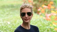 Ivanka Trump tiba menghadiri konferensi pers pertemuan antara PM Jepang Shinzo Abe dan Presiden AS Donald Trump di Rose Garden di Gedung Putih, Washington (7/6). Ivanka memakai sepatu Dolce & Gabbana di acara tersebut. (AFP Photo/Mandel Ngan)