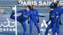 Pemain PSG, Neymar (kanan) dan Marquinhos menjalani latihan bersama rekan-rekannya Saint-Germain-en-Laye, Paris (13/2/2023) menjelang laga leg pertama babak 16 besar Liga Champions menghadapi Bayern Munchen. Neymar dkk akan terlebih dahulu menjamu Bayern Munchen pada leg pertama babak 16 Besar Liga Champions 2022/2023 pada Rabu (15/2/2023) dini hari WIB. Sementara leg kedua akan berlangsung di kandang Bayern Munchen bulan depan. (AFP/Franck Fife)