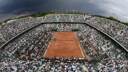 Suasana pertandingan antara petenis Serbia, Novak Djokovic melawan petenis Argentina, Diego Schwartzman pada Prancis Terbuka 2017 di Stadion Roland Garros, Paris, Jumat (02/06/2017). (AFP/Christophe Simon)