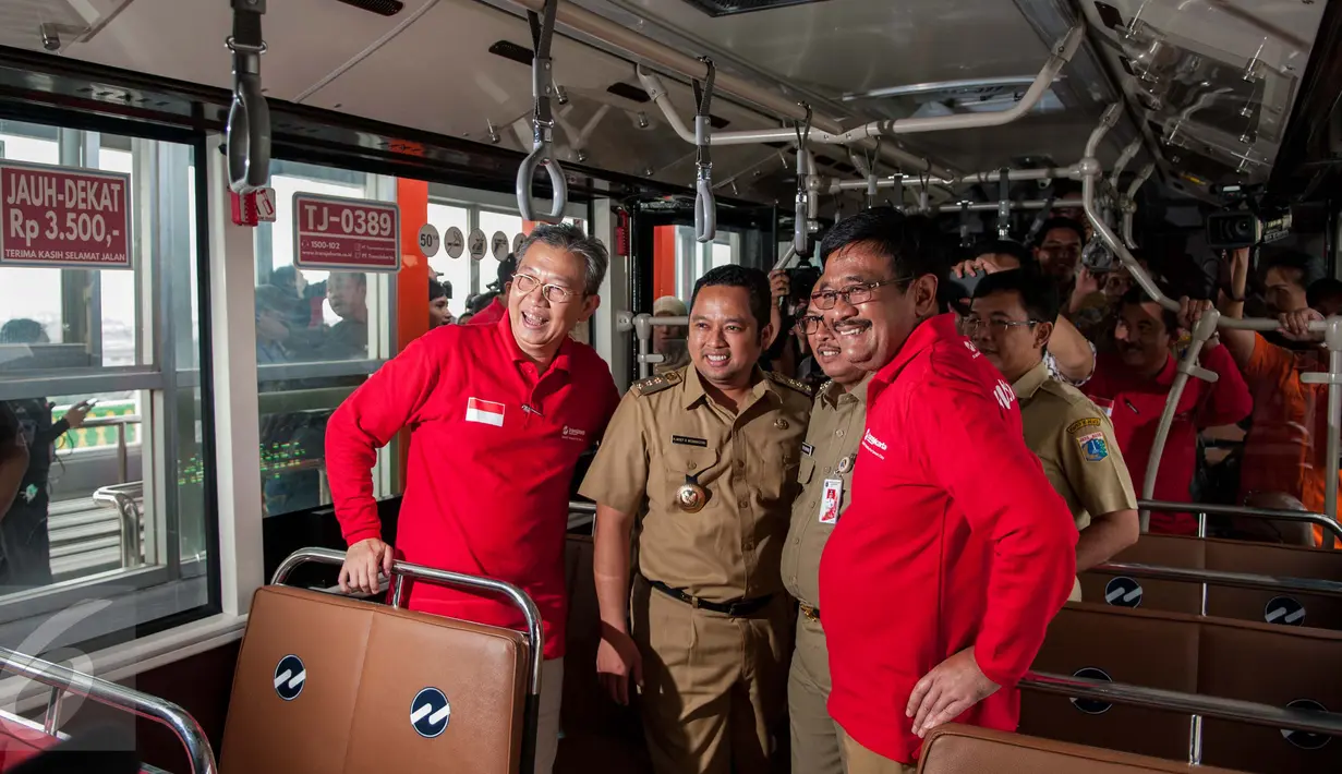 Djarot Saiful Hidayat berfoto bersama saat meninjau ujicoba Koridor 13 Transjakarta di Jakarta, Senin (15/5). Peninjauan itu dilakukan guna mengecek kesiapan pengoperasian Koridor 13 Transjakarta rute Ciledug-Tendean. (Liputan6.com/Gempur M. Surya)