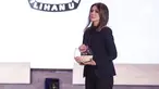 Penampilan presenter Ira Koesno saat menjadi moderator debat perdana Pilpres 2019 di Hotel Bidakara, Jakarta, Kamis (17/1). Penampilan Ira Koesna dalam memimpin debat perdana Pilpres 2019 mencuri perhatian netizen. (Liputan6.com/Faizal Fanani)