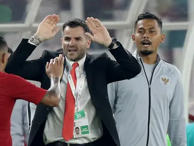 Striker Indonesia, Beto Goncalves, melakukan selebrasi bersama Simon McMenemy usai membobol gawang Malaysia pada laga kualifikasi Piala Dunia 2022 di SUGBK, Jakarta, Kamis (5/9). Indonesia takluk 2-3 dari Malaysia. (Bola.com/M Iqbal Ichsan)