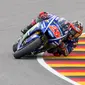 Pebalap Movistar Yamaha, Maverick Vinales, dibuat bingung dengan performa motornya yang belum mampu memberikan penampilan konsisten di MotoGP 2017.(AFP/Robert Michael)