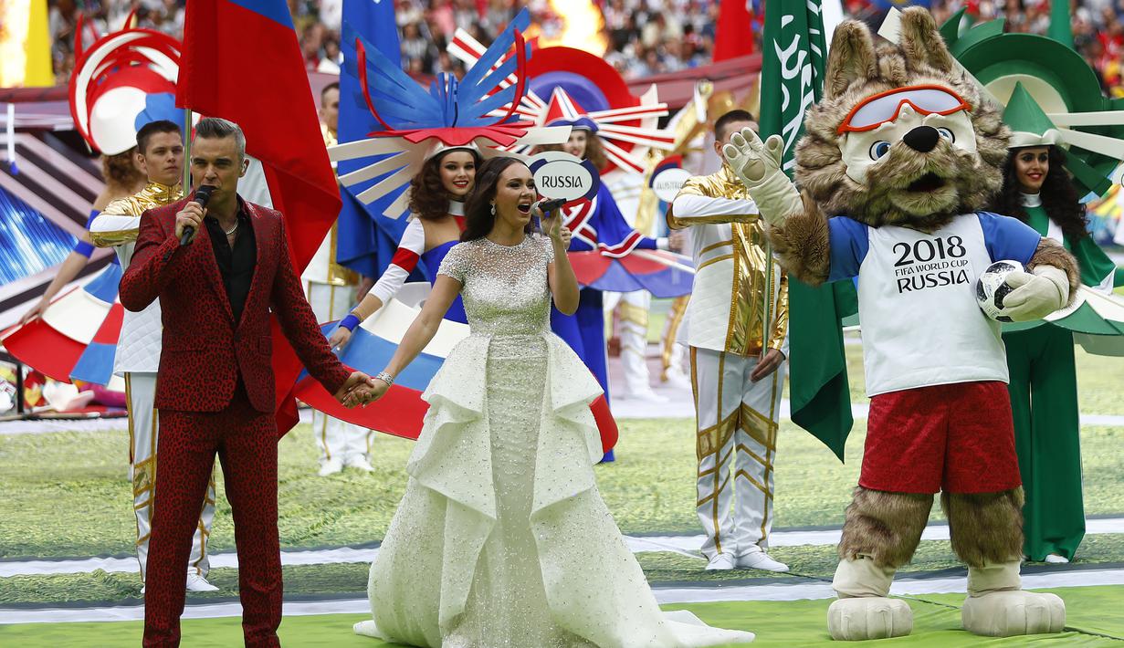 Penyanyi Rusia, Aida Garifullina, duet bersama penyanyi Inggris, Robbie Williams, saat pembukaan Piala Dunia di Stadion Luzhniki, Moskow, Kamis (14/6/2018). Laga pembuka Piala Dunia 2018 mempertemukan Rusia melawan Arab Saudi. (AP/Matthias Schrader)