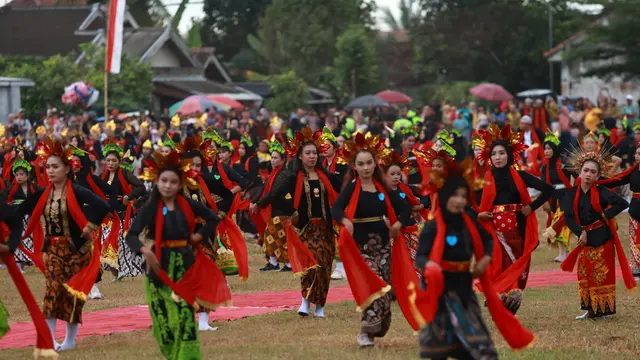 Ribuan penari ikuti Atraksi Kolosal Seribu Penari di Desa Yosomulyo Banyuwangi (Istimewa)