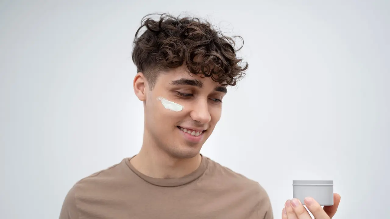 Sensatia Hadirkan Skincare Natural yang Praktis untuk Rutinitas Pria (photo by freepik)
