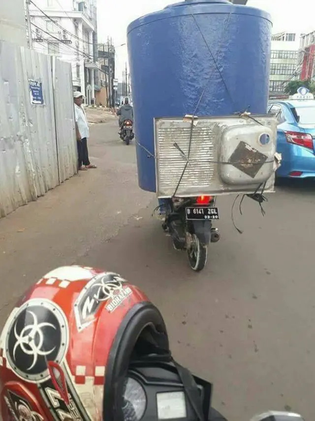 Kelewat Maksa, Aksi Kocak Sepeda Motor Angkut Barang Besar Bikin Ngakak
