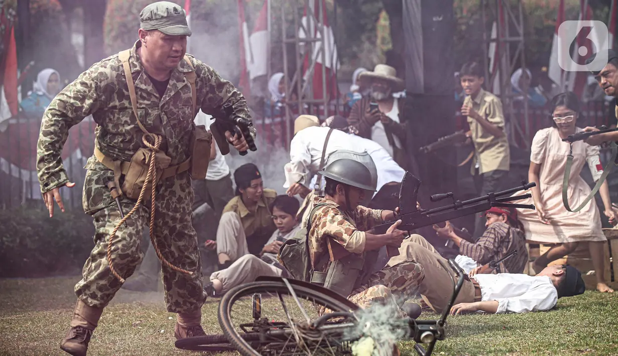 Sejumlah seniman memerankan para pahlawan dan penjajah dalam Pertunjukan Sosiodrama "Reenactor Bangor" Gelora Bangsa di halaman Museum Naskah Proklamasi, Jakarta, Selasa (16/8/2022). Pertunjukan tersebut merupakan salah satu rangkaian acara Napak Tilas Proklamasi dalam rangka menyambut Ke-77 Kemerdekaan Republik Indonesia (RI). (Liputan6.com/Faizal Fanani)